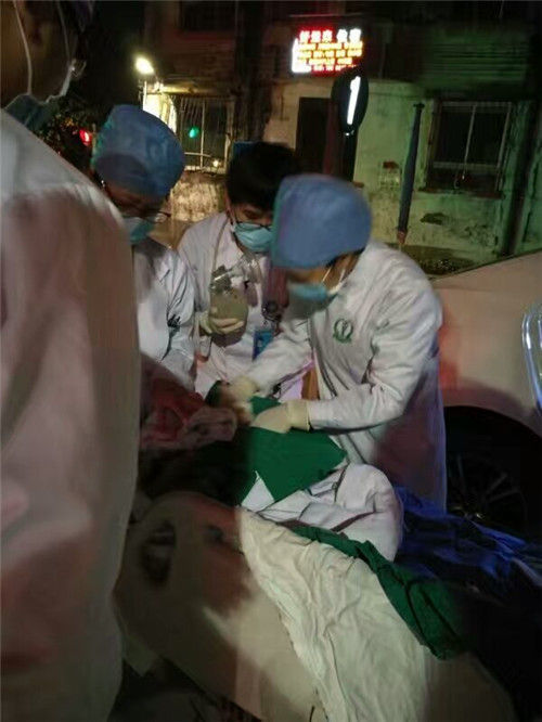 無影燈，黃光手電筒